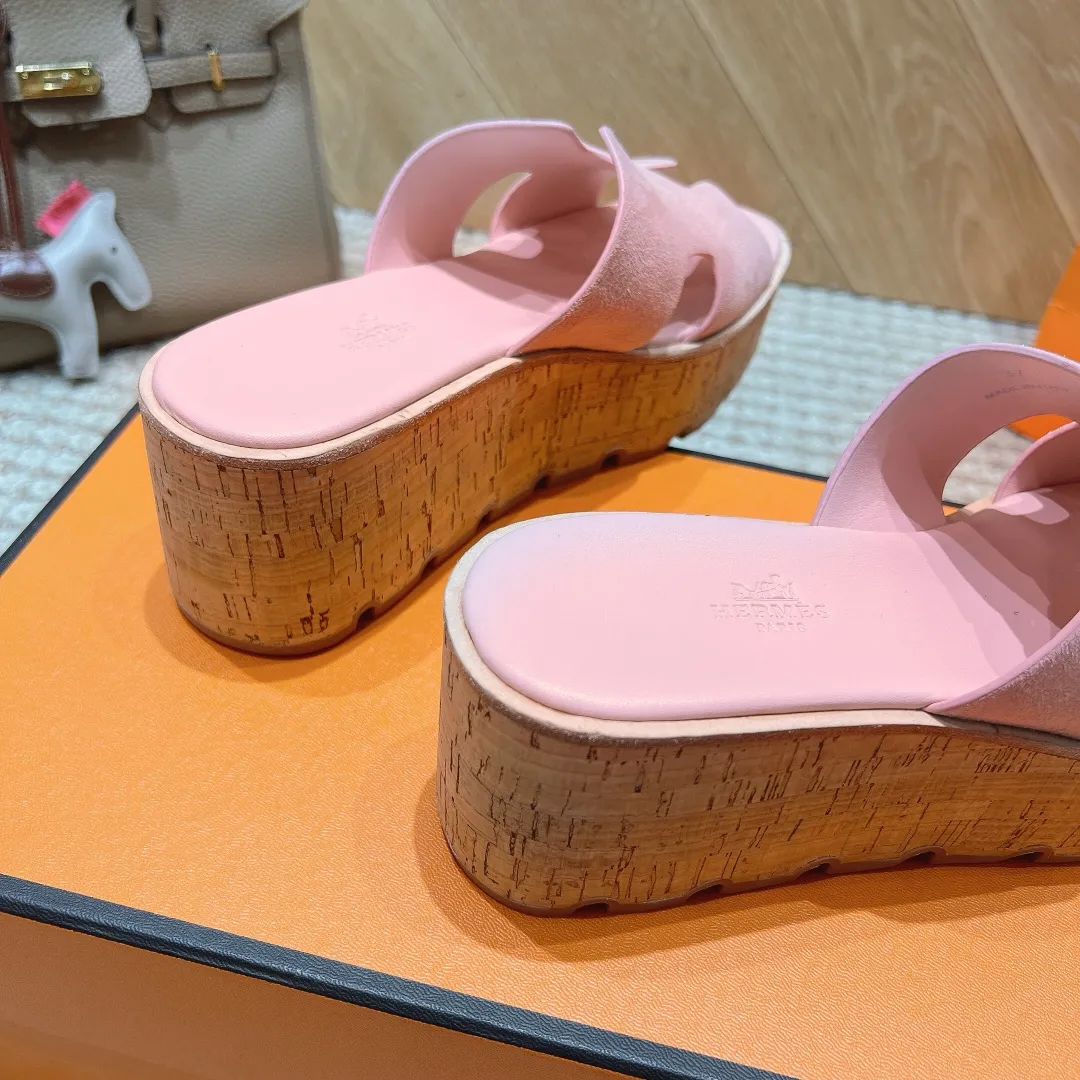 👟👟Ex-factory price 540👟👟 High version of the 2024 spring and summer new HERMES Hermès counter new style. The wedge-heeled Erjiu sandals and slippers, which have been extremely popular recently, are paired with various colorful socks. They are very trendy. Upper: cowhide. Outsole: technological imitation wood sole. Heel height: about 7cm. Size: Female 35-41 (40/41 non-refundable and non-exchangeable)